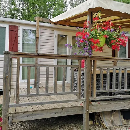 Prázdninový areál Meuble De Tourisme 6/8 Pers Bord De Sur 4* *